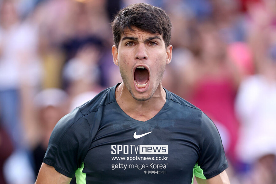 ▲ 카를로스 알카라스가 2023 ATP 투어 웨스턴 앤 서던 오픈 단식 결승 진출을 확정한 뒤 포효하고 있다.