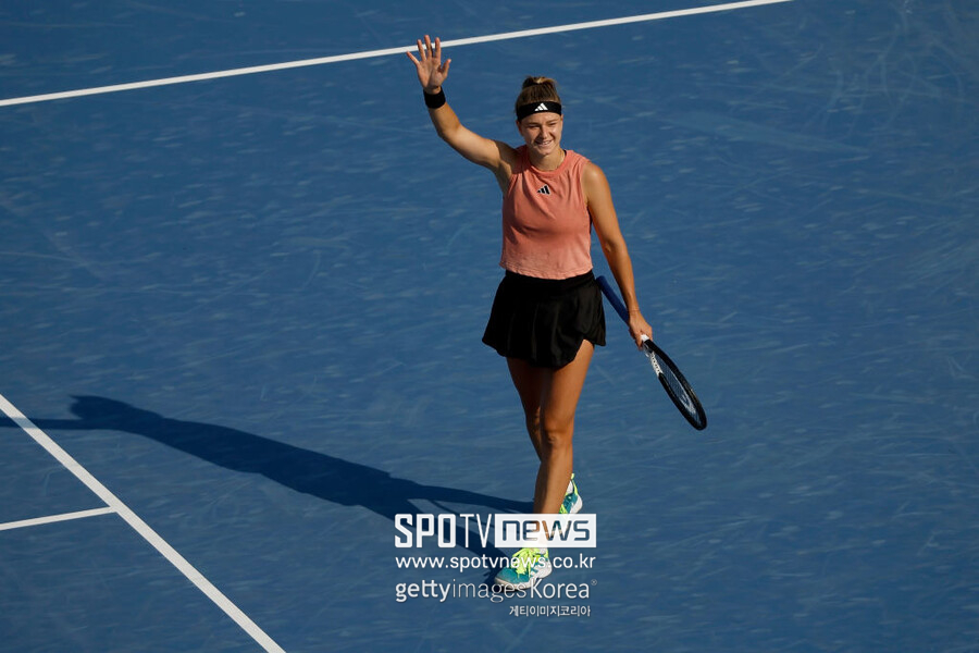 ▲ 2023 WTA 투어 웨스턴 앤 서던 오픈 단식 결승 진출을 확정한 뒤 관중들의 갈채에 답례하는 카롤리나 무호바
