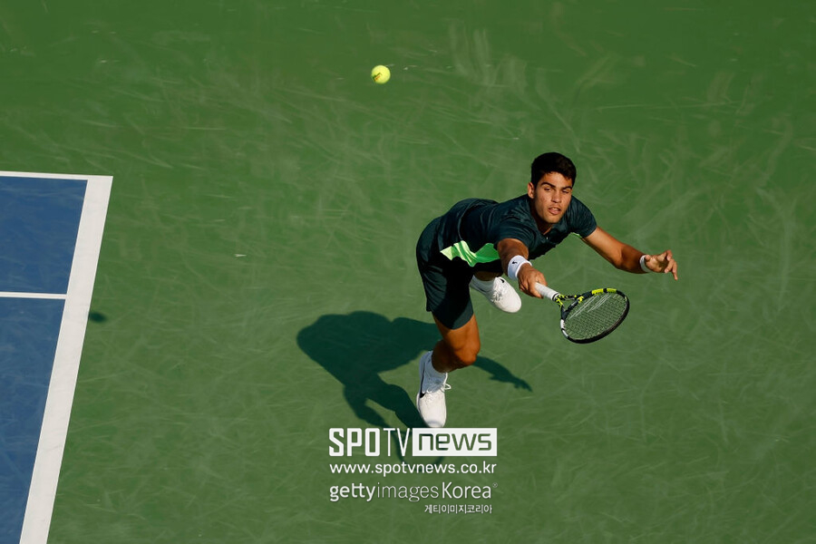 ▲ 카를로스 알카라스가 2023 ATP 투어 웨스턴 앤 서던 오픈 단식 준결승전에서 경기를 펼치고 있다.