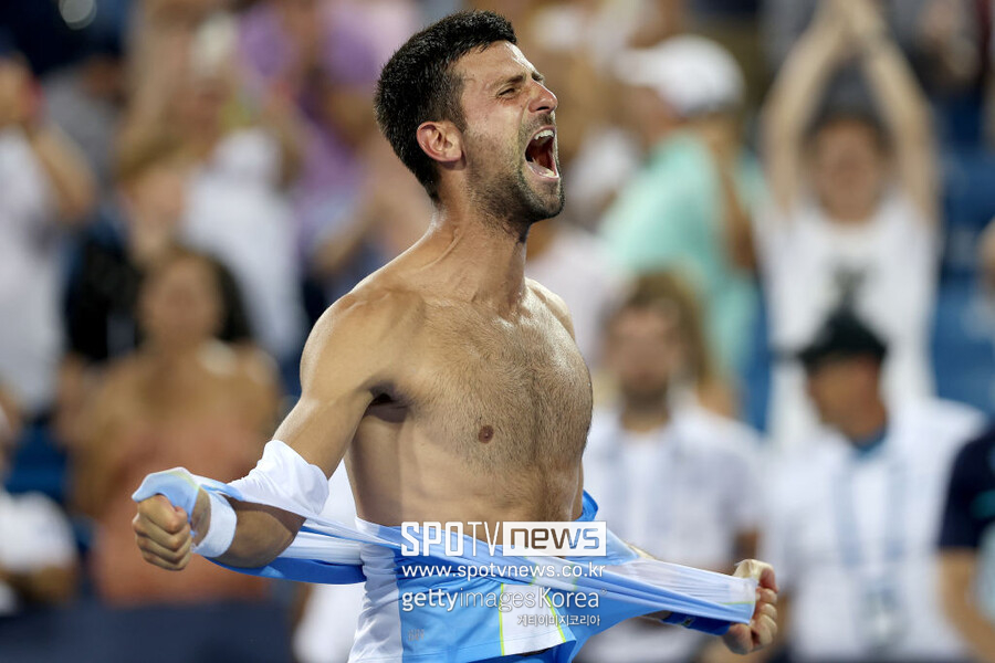 ▲ 노바크 조코비치가 2023 ATP 투어 웨스턴 앤 서던 오픈에서 우승한 뒤 유니폼을 찢으며 환호하고 있다.