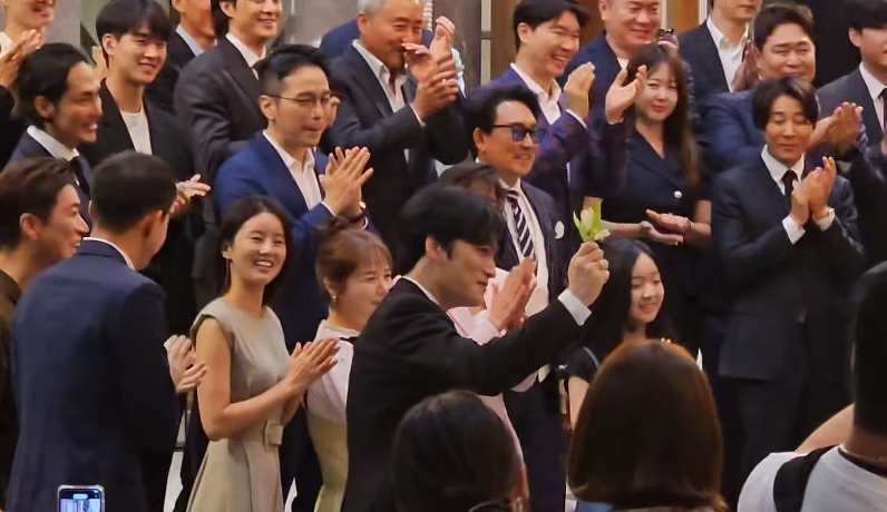 ▲ 부토니에를 받은 김재중. 출처| 김재중 인스타그램
