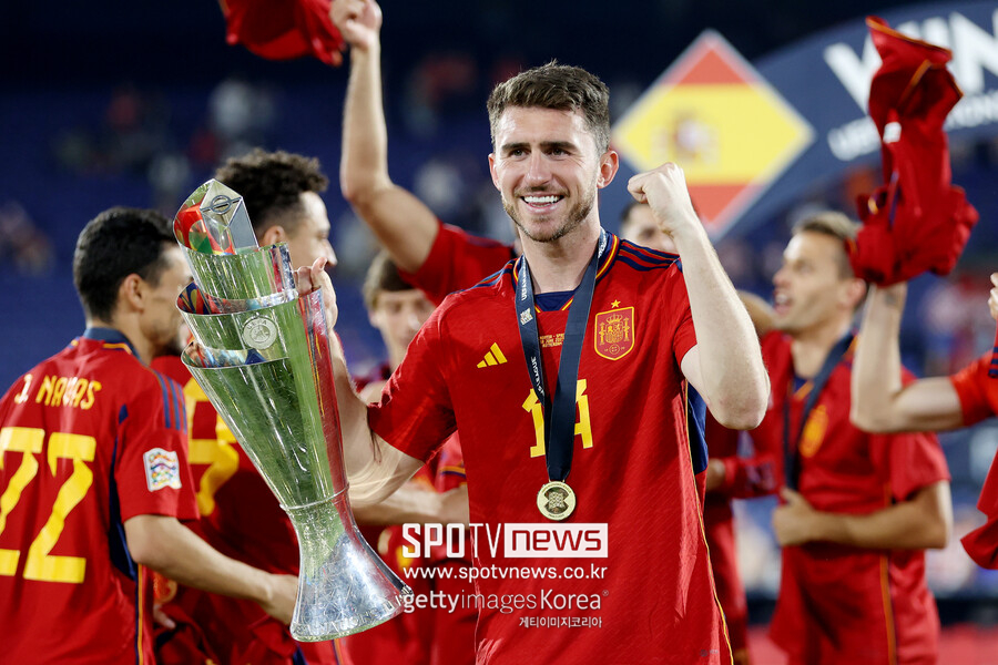 ▲ 아이메릭 라포르트는 지난 시즌 스페인 국가대표팀에서 UEFA 네이션스리그 우승 트로피를 들어올렸다.