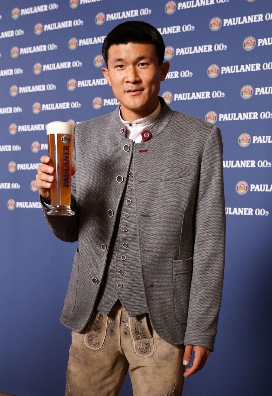 '맥주 한모금' 김민재, 반바지까지 입었다…독일 전통 의상 착용 → 스폰서 차량도 획득 "뮌헨의 괴물 될 것"