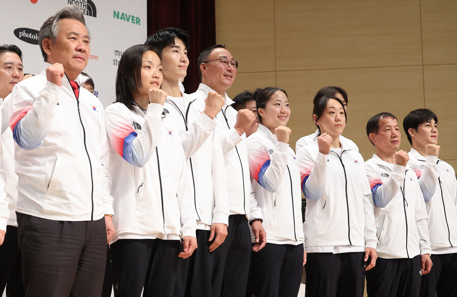 ▲ 24일 진천국가대표선수촌에서 열린 항저우 아시안게임 D-30 대한민국선수단 기자 간담회에서 참석자들이 기념촬영하고 있다.  ⓒ연합뉴스