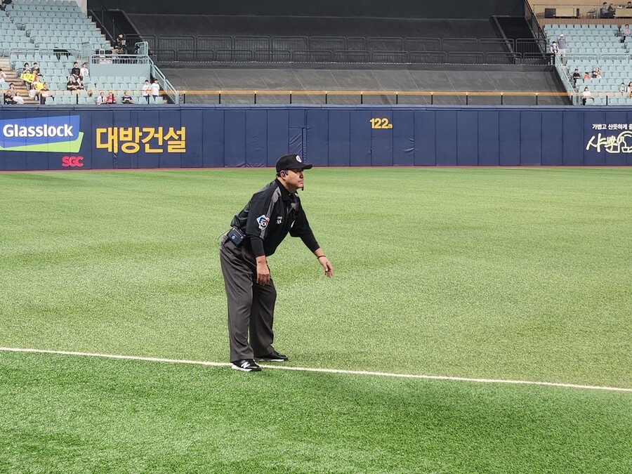▲ KBO가 24일 고척 경기에서 심판 무선 인터컴을 시범 운영한다. ⓒ KBO