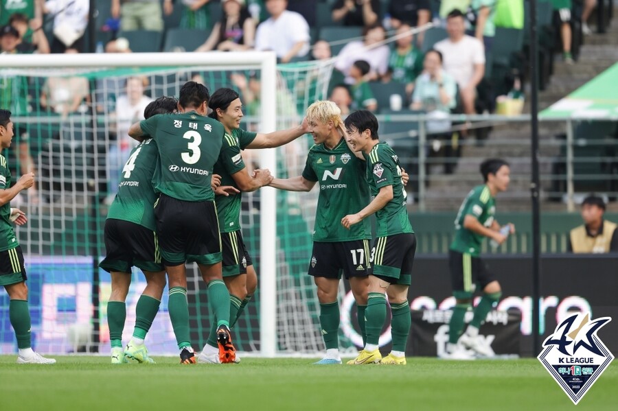 ▲ 전북 현대 송민규는 팀 성적과 항저우 아시안게임 금메달을 애가 타게 원한다. ⓒ한국프로축구연맹