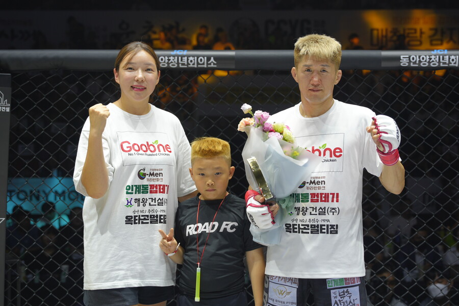 ▲ 문제훈(맨 오른쪽)은 이제 아들과 체육관 제자를 지킨다. ⓒ 로드FC