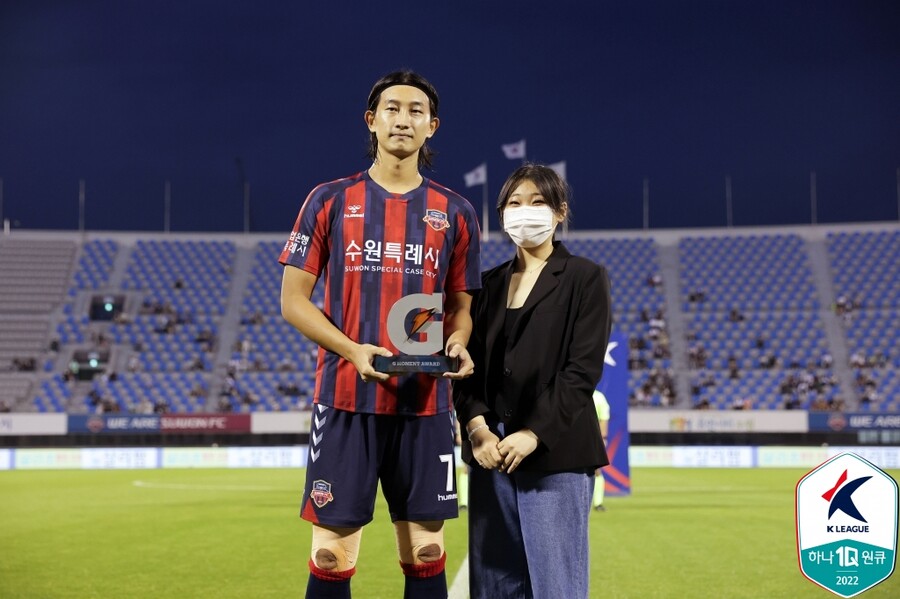 라스가 이탈한 상황에서 수원FC의 유일한 정통 스트라이커 역할을 맡고 있는 김현. ⓒ한국프로축구연맹