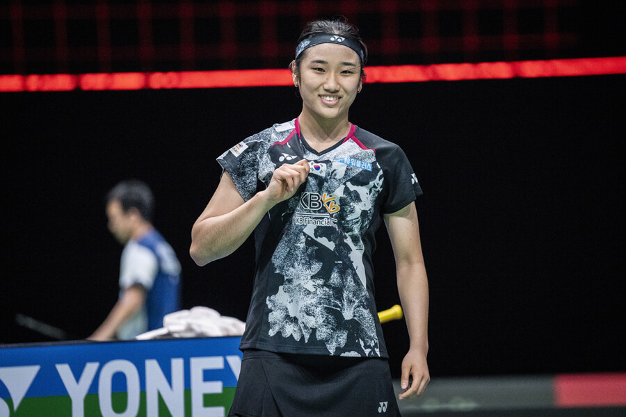 ▲ 안세영이 2023 BWF 세계배드민턴선수권대회에서 유니폼의 태극기를 보이고 있다. ⓒ연합뉴스/EPA