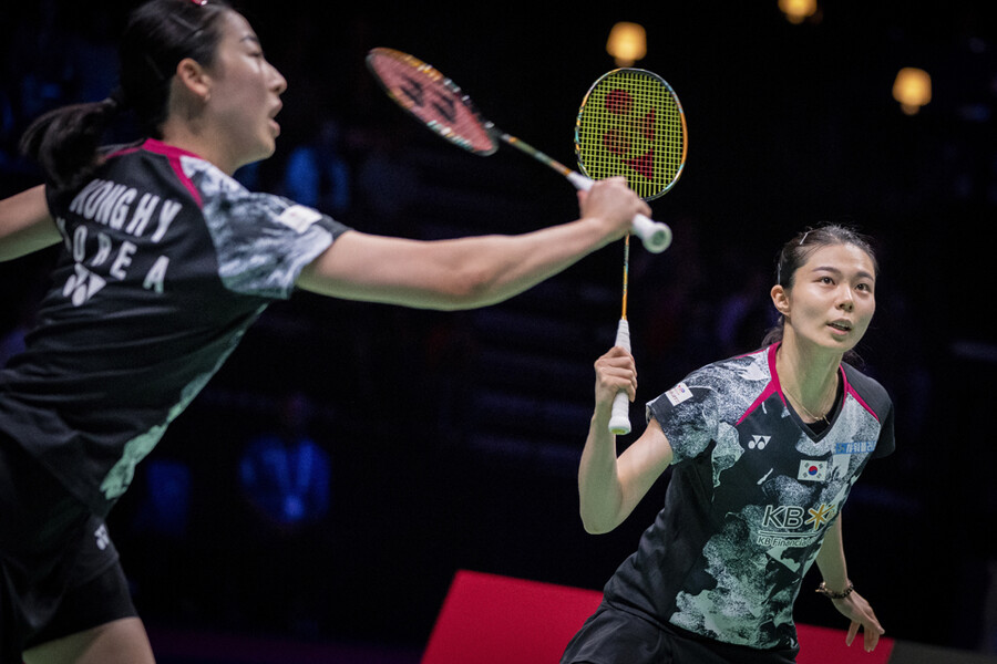 ▲ 김소영(오른쪽)과 공희용이 2023 BWF 세계배드민턴선수권대회 여자 복식 준결승전에서 경기를 펼치고 있다. ⓒ연합뉴스/EPA