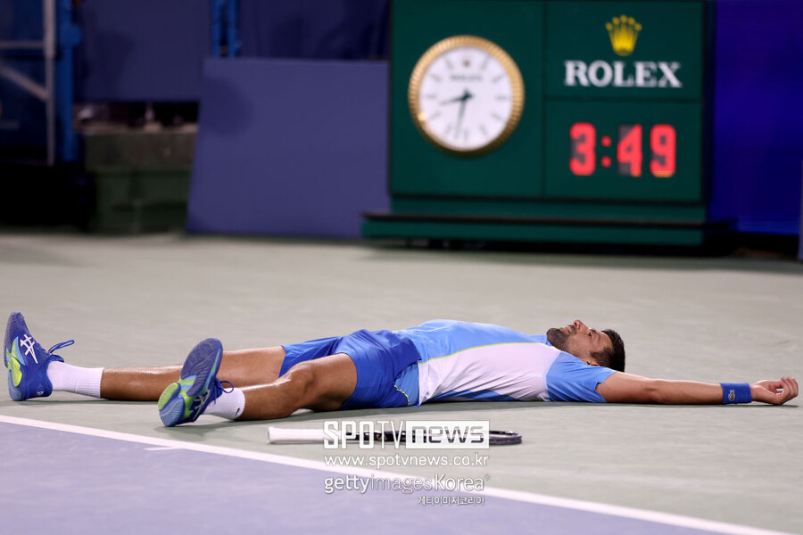 ▲ 2023 ATP 투어 웨스턴 앤 서던 오픈 결승전에서 3시간 49분간 진행된 혈투 끝에 우승하고 코트에 쓰러진 노바크 조코비치