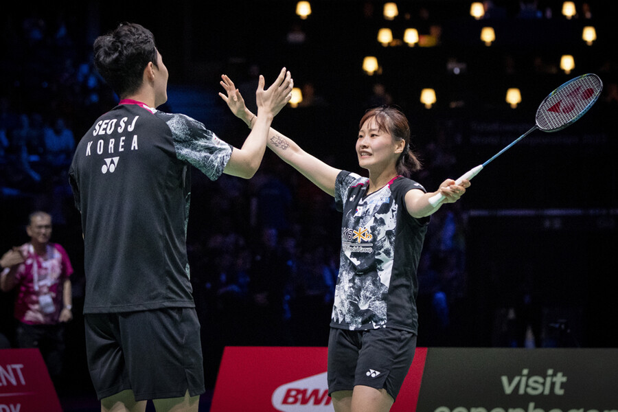 ▲ 채유정(오른쪽)과 서승재가 2023 BWF 세계배드민턴선수권대회 혼합 복식 결승 진출을 확정한 뒤 기뻐하고 있다. ⓒ연합뉴스/EPA