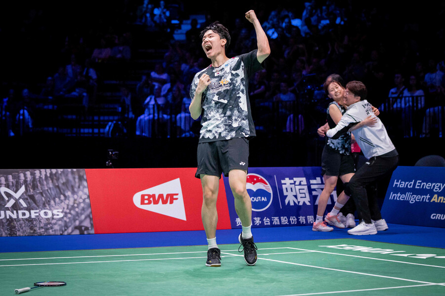▲ 서승재(앞)와 채유정이 2023 BWF 세계개인배드민턴선수권대회 혼합 복식에서 우승한 뒤 코칭스태프와 기뻐하고 있다.