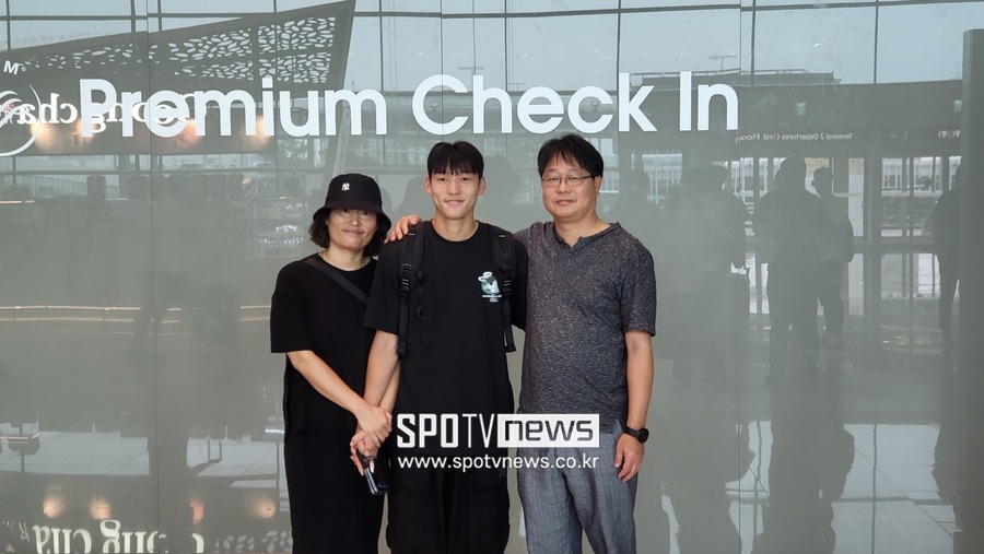 ▲ 배준호가 잉글랜드 챔피언십 스토크 시티 이적을 위해 인천국제공항 출국장에서 부모님과 사진 촬영에 응하고 있다 