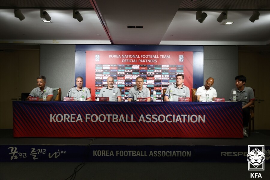 ▲ 클린스만 감독과 코칭 스태프 ⓒ대한축구협회