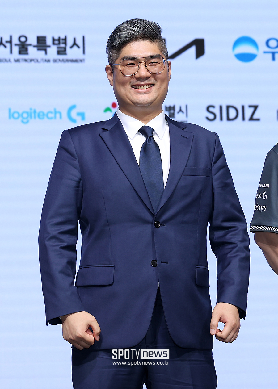 [포토S] 미소 짓는 강성훈 감독