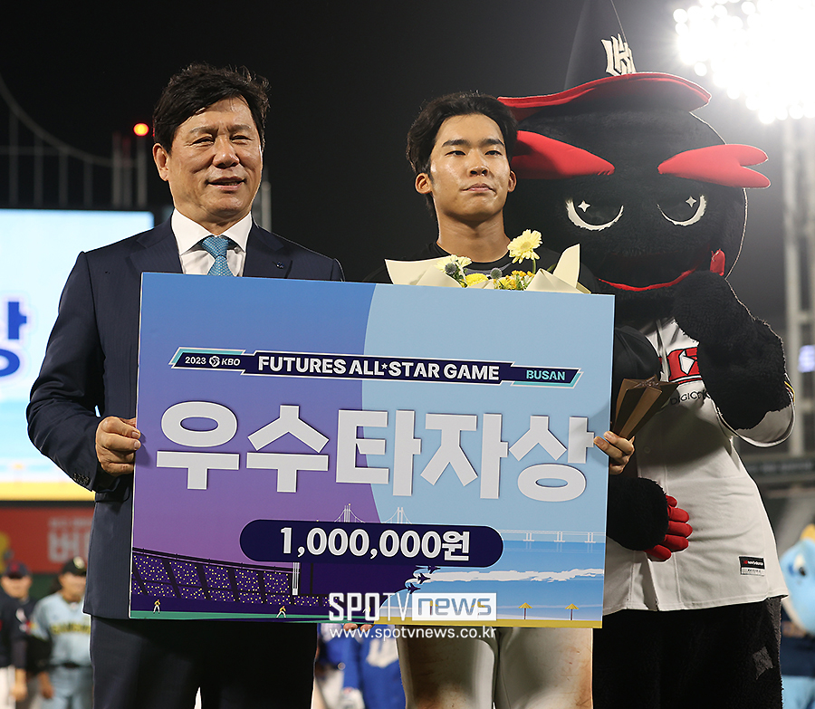 ▲ 김병준(오른쪽)은 퓨처스리그 올스타전 우수 타자상을 수상하는 등 서서히 잠재력을 발휘하고 있다. ⓒ곽혜미 기자