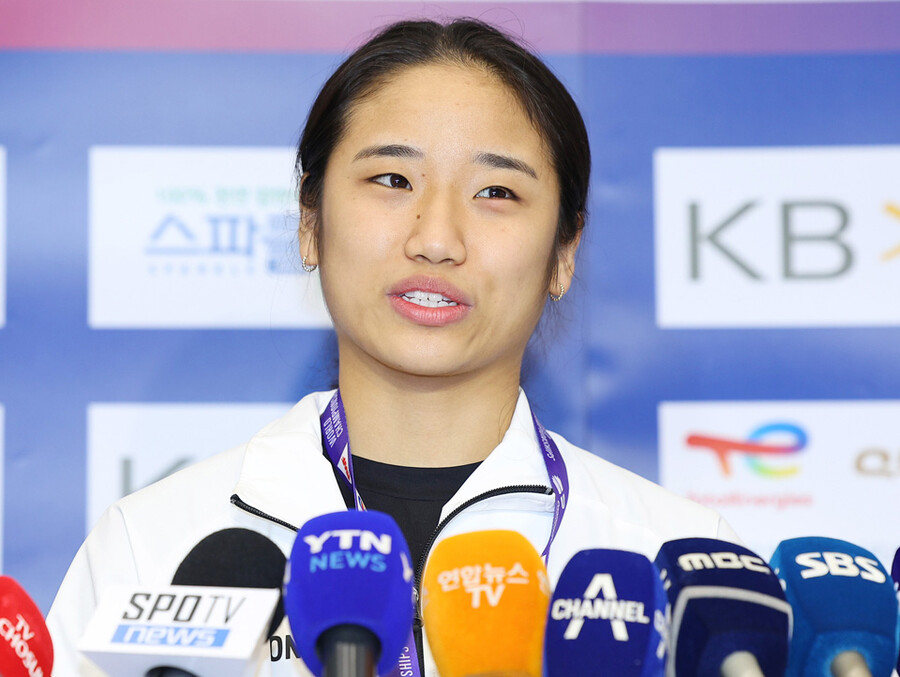 ▲ 2023 BWF 세계개인배드민턴선수권대회 여자 단식에서 우승한 안세영이 인천국제공항에서 취재진들의 질문에 답변하고 있다. ⓒ연합뉴스