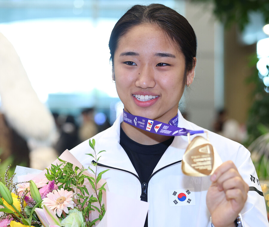 ▲ 2023 BWF 세계개인배드민턴선수권대회 여자 단식에서 우승한 안세영이 금메달을 보여주고 있다. ⓒ연합뉴스