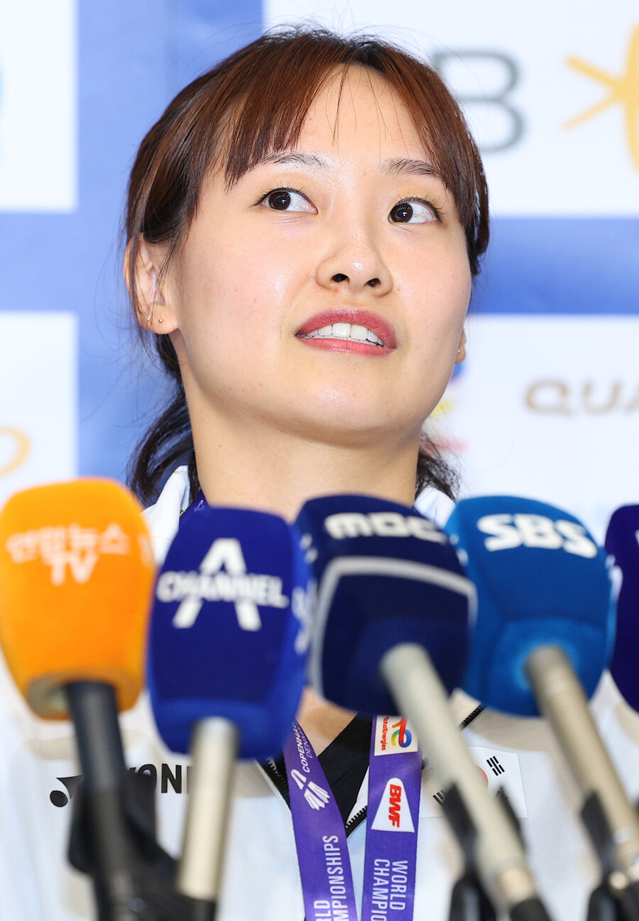 ▲ 2023 BWF 세계개인배드민턴선수권대회 혼합 복식에서 우승한 채유정이 인천국제공항에서 진행된 인터뷰에서 질문에 답변하고 있다. ⓒ연합뉴스