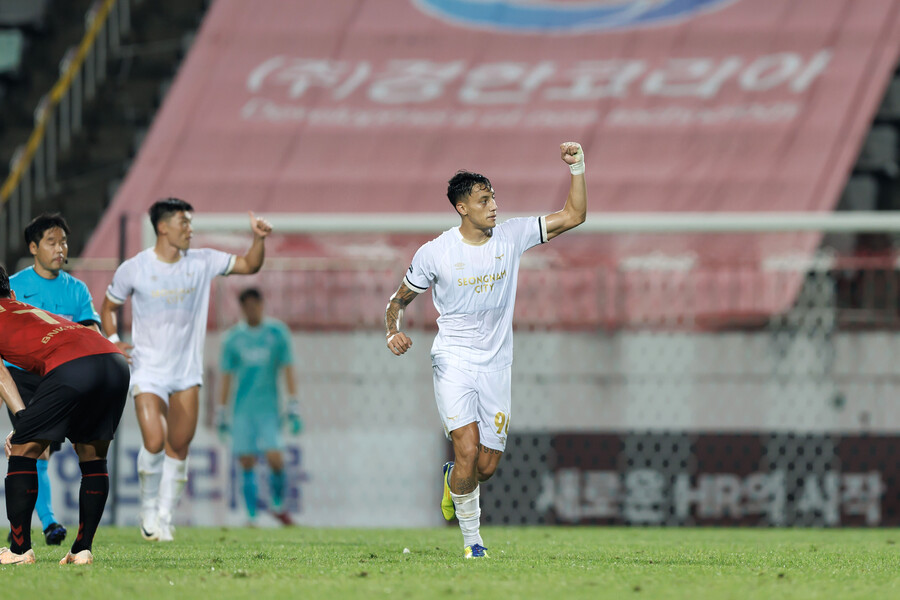 ▲ K리그2 28라운드 MVP 가브리엘. ⓒ한국프로축구연맹