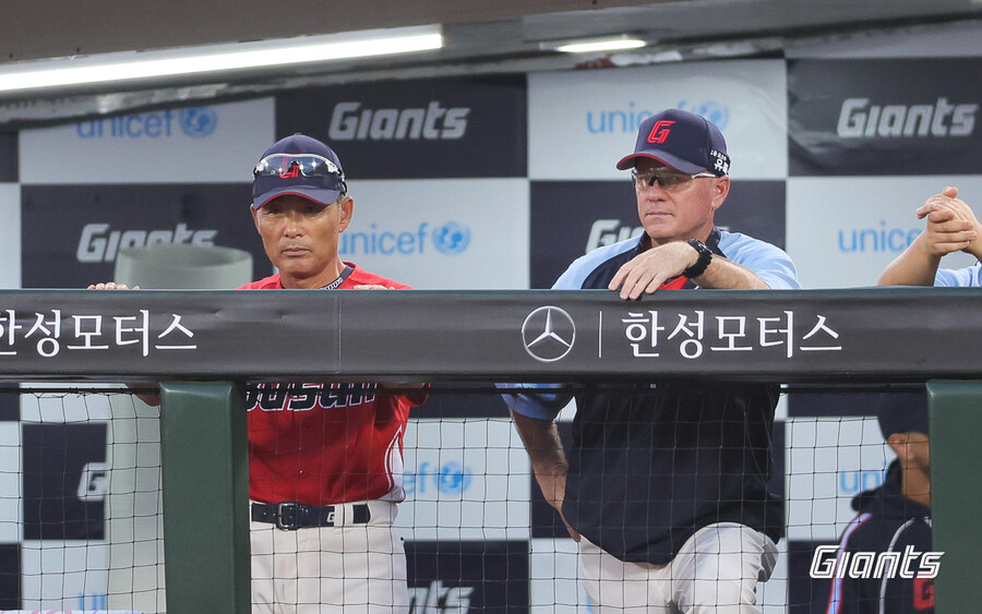 ▲ 이종운 롯데 감독대행(왼쪽)이 래리 서튼 전 감독의 바통을 이어받아 선수단을 지휘한다. ⓒ롯데 자이언츠