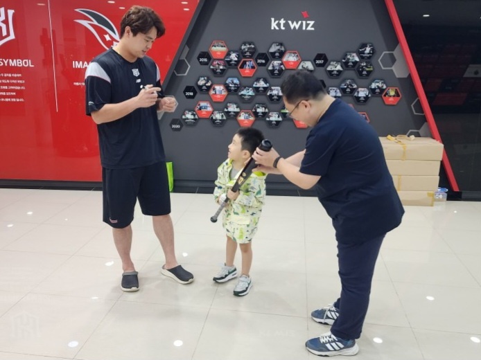 ▲ 이민호 군(가운데)가 문상철(왼쪽)과 이야기를 하고 있다. ⓒkt 위즈