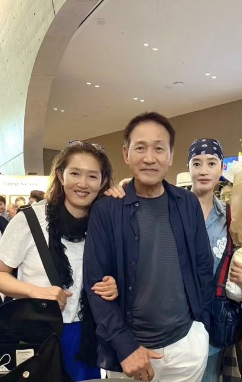 '혈액암 투병' 안성기, 김혜수와 포착…풍성 머리+환한 미소