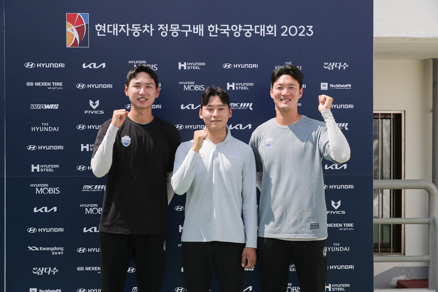 ▲ 현대자동차 정몽구배 한국양궁대회 2023’ 남자부 예선에서 1위를 차지한 김하준(가운데)과 2위 김필중(왼쪽), 3위 구본찬 ⓒ대한양궁협회