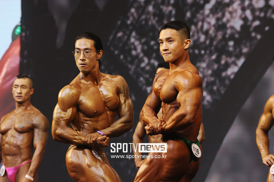 [포토S] 누구 근육이 우람한가요?