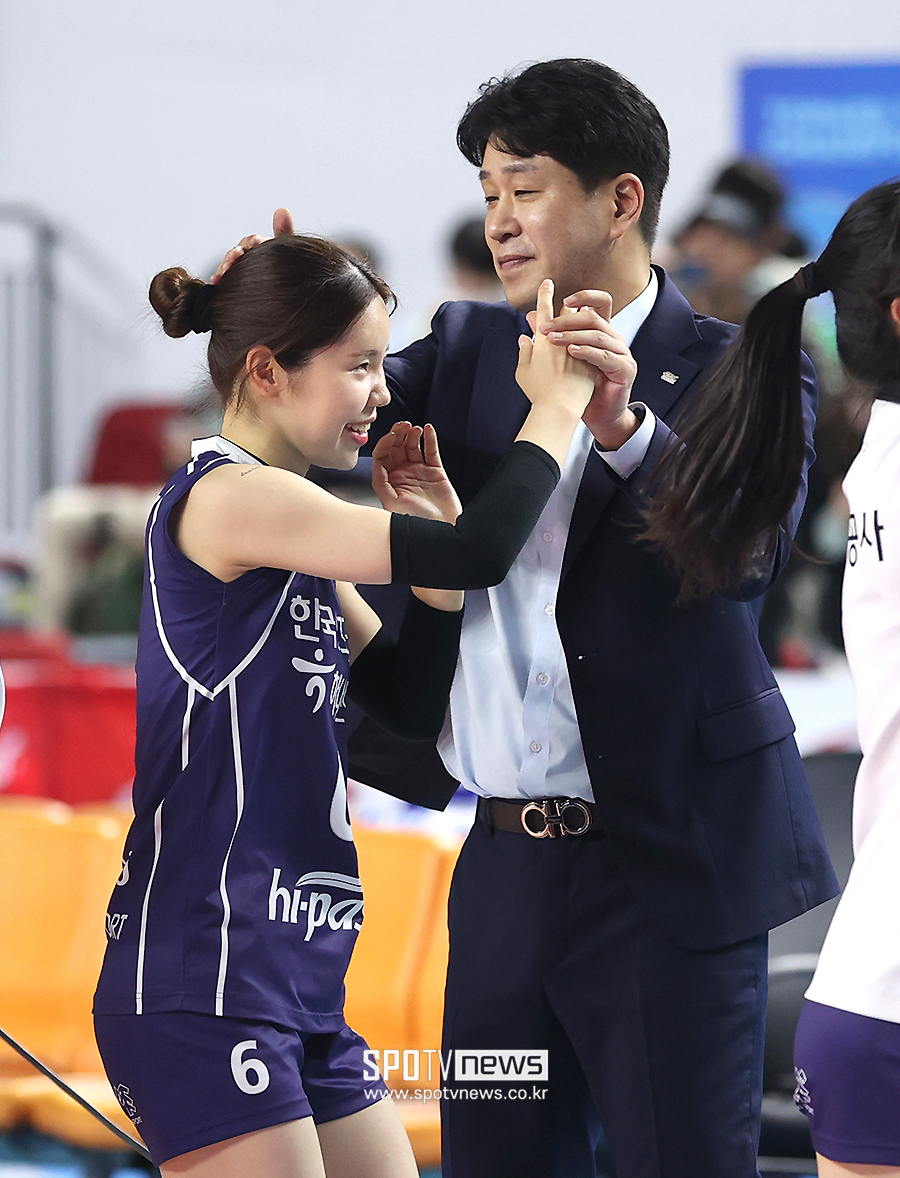 ▲ 도로공사 김종민 감독(오른쪽)과 이윤정 ⓒ곽혜미 기자