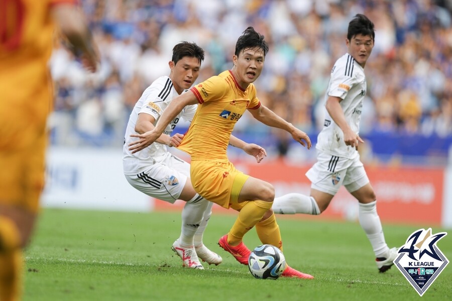 ▲ 치열한 볼 다툼 ⓒ한국프로축구연맹
