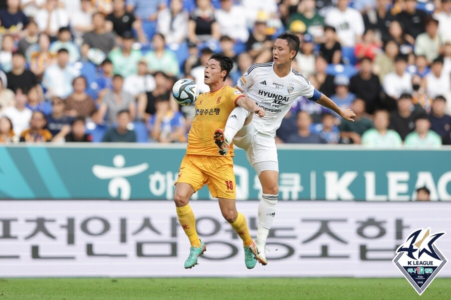 ▲ 울산-광주 볼 다툼 ⓒ한국프로축구연맹