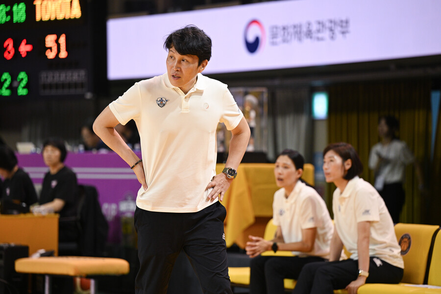 ▲ 아산 우리은행 위성우 감독은 배운 게 많은 대회라고 했다 ⓒ WKBL