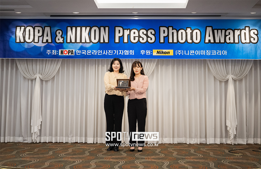 ▲니콘이미징코리아 정해환 대표이사와 연예 부문 최우수상을 수상한 스포티비뉴스 곽혜미 기자가 기념 촬영을 하고 있다. 제공|KOPA 어워즈