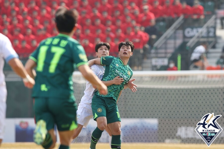 ▲ 공격과 수비 진영을 넘나들며 김포 엔진 역할을 해낸 김종석. ⓒ한국프로축구연맹