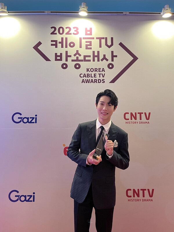 ▲ 4일 '2023 케이블TV방송대상'에서 케이블TV스타상 가수 및 엔터테인먼트 트로트 가수 부문을 수상한 손태진. 제공|뉴에라프로젝트