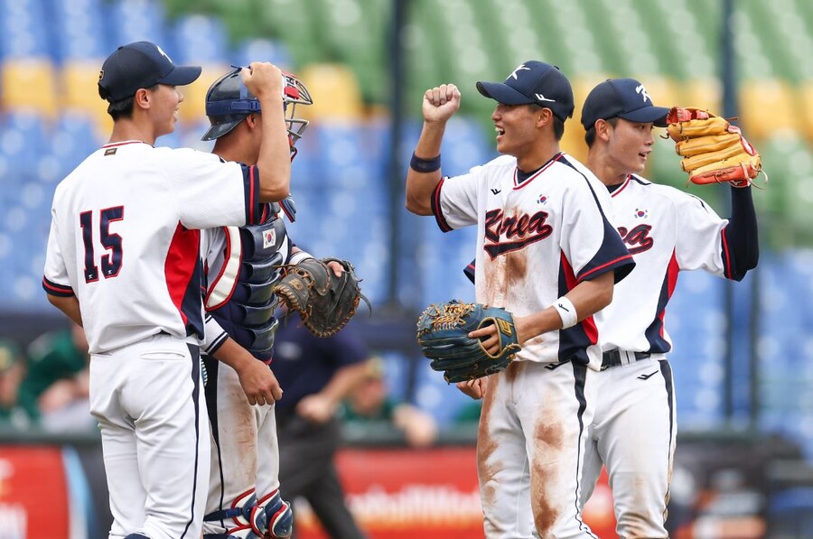 ▲ 세리머니하는 대표팀 선수단. ⓒWBSC