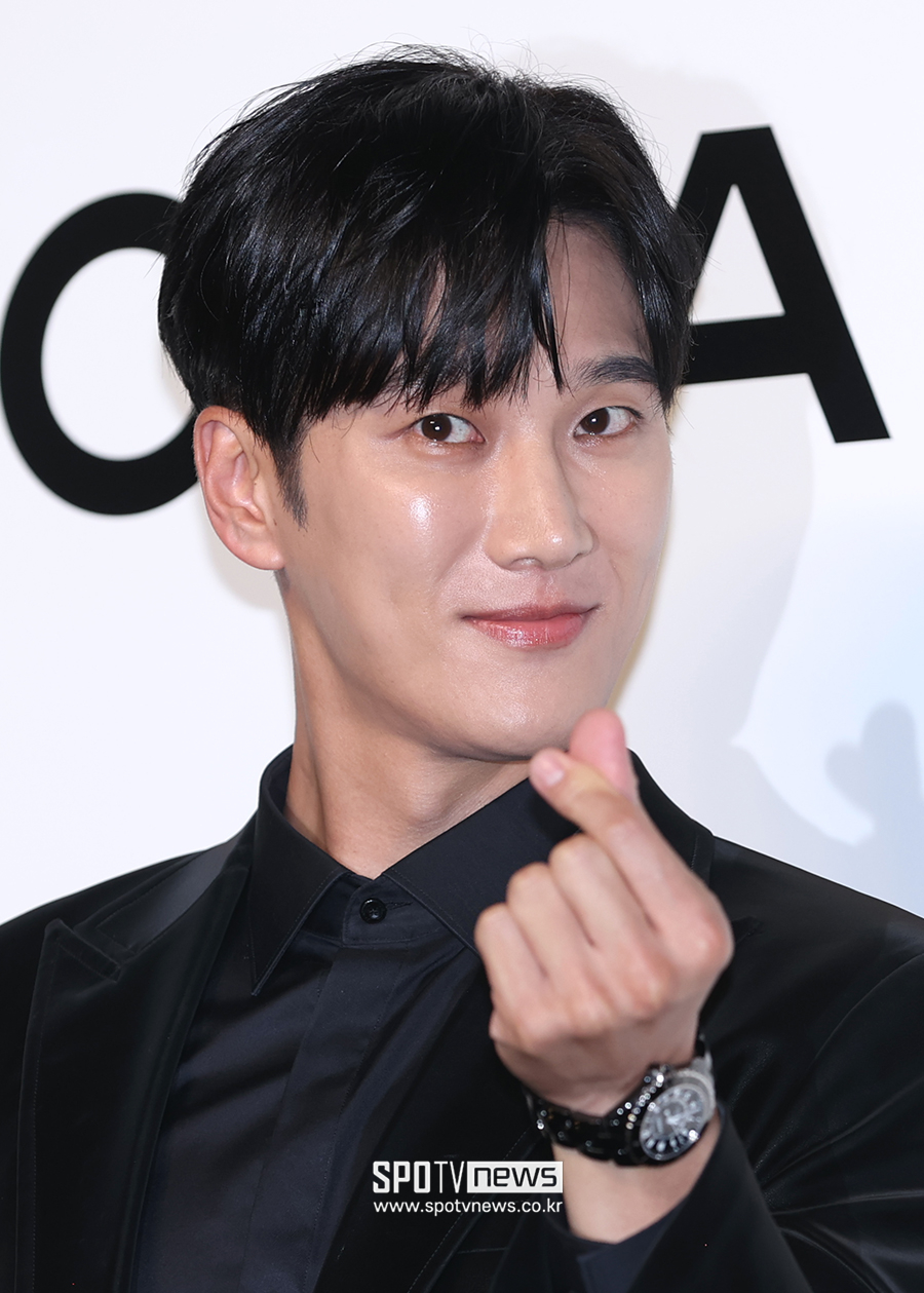 [포토S] 안보현, 지수 향한 하트