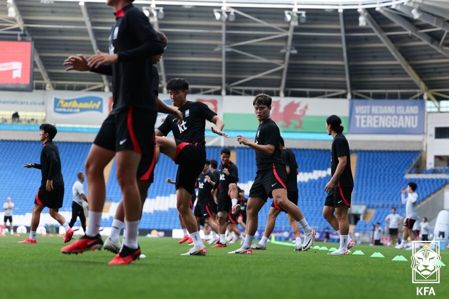 ▲ 축구대표팀이 웨일스전을 앞두고 카디프시티 스타디움에서 훈련에 나섰다. ⓒ대한축구협회