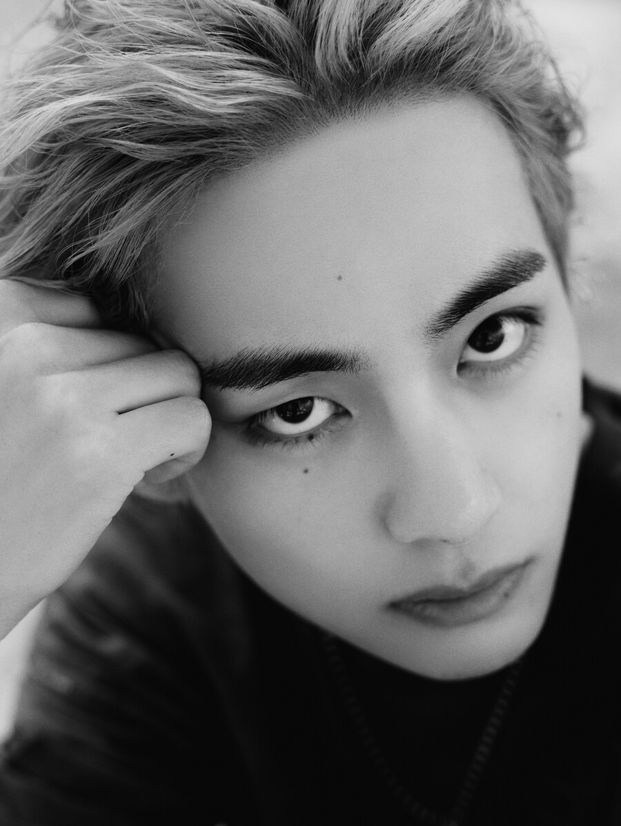 방탄소년단 뷔, 첫 솔로앨범 '레이오버' 발매 "인간 김태형 매력 담았다"