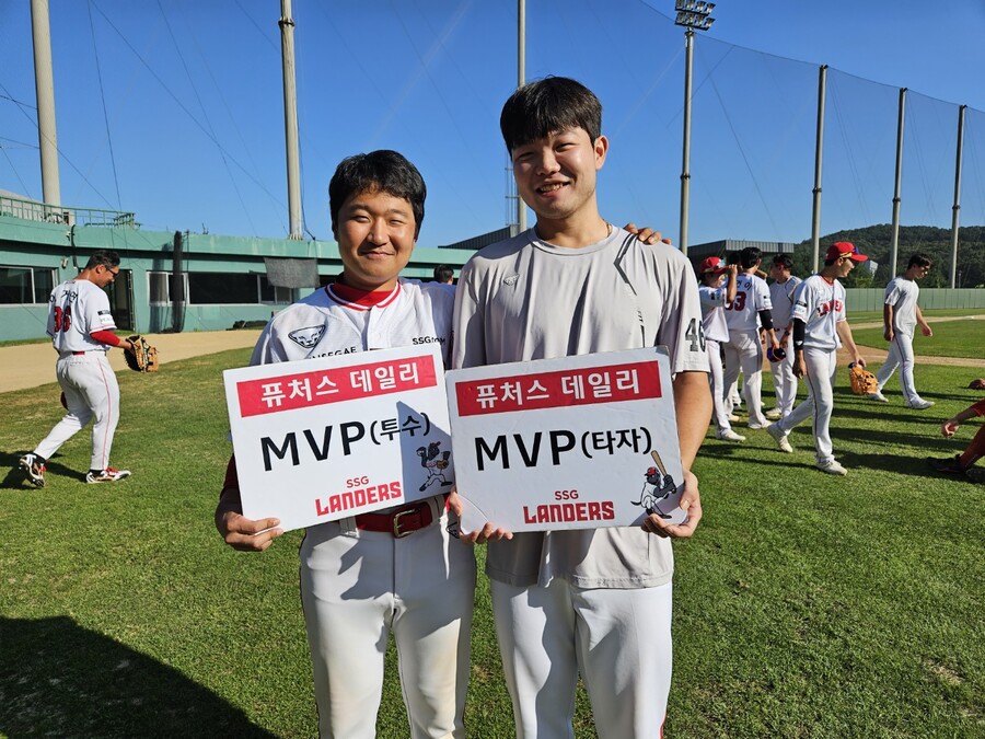 ▲ 최경모(왼쪽)의 제안으로 팻말을 바꿔 든 경기 MVP. 최경모와 박시후 ⓒSSG랜더스