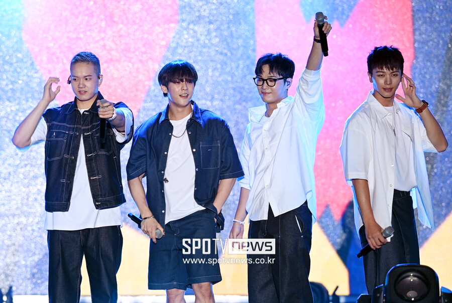 [포토]비투비 '인천 케이팝 콘서트 관객 여러분, 함께 불러요!'