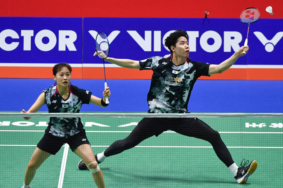 ▲ 서승재(오른쪽)와 채유정이 2023 BWF 중국오픈 혼합 복식에서 경기를 펼치고 있다. ⓒ연합뉴스/AFP