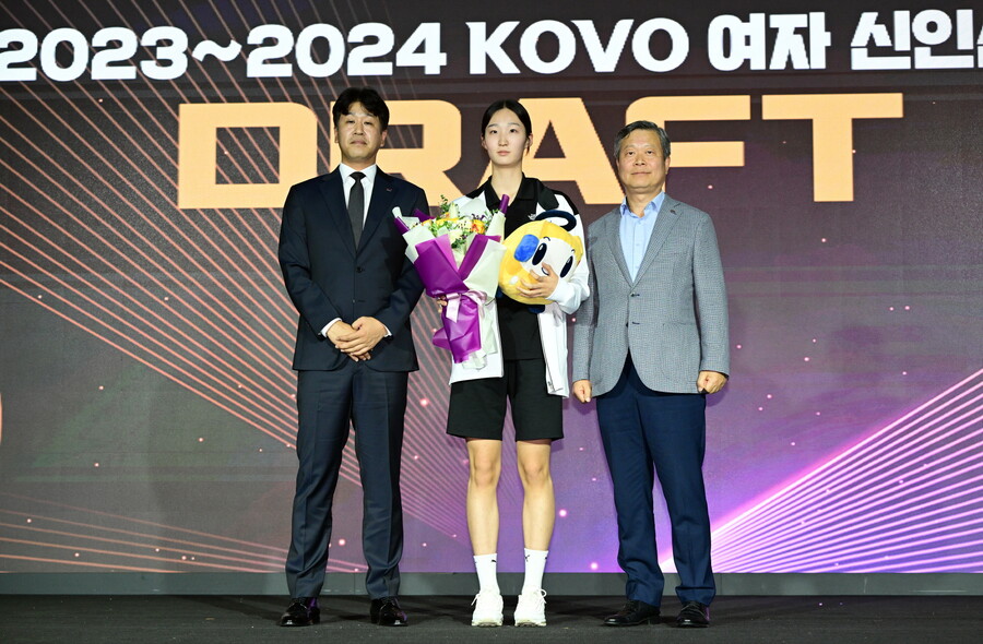 ▲ 도로공사가 전체 1순위로 김세빈(가운데)을 지명했다. ⓒKOVO
