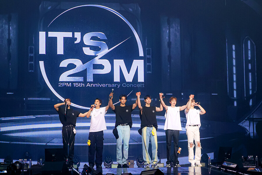 '원조 짐승돌'이 돌아왔다…2PM, 핫티스트와 함께한 뜨거운 '15주년 콘서트'[종합]
