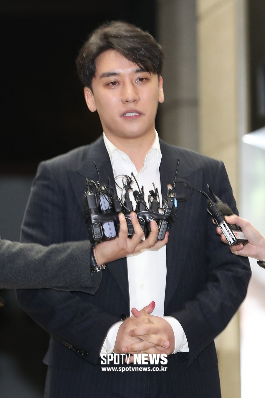 승리, 출소 7개월만에 클럽서 '포착'…목격담에 '설왕설래'