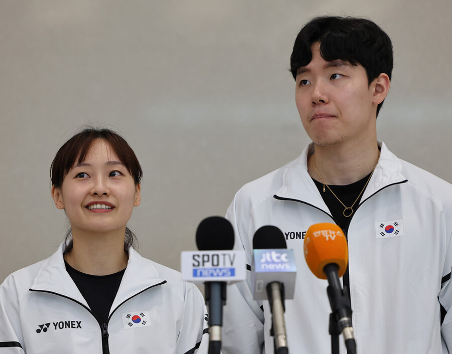 ▲ 2023 BWF 중국오픈 혼합 복식에서 우승한 서승재(오른쪽)-채유정 조가 인천국제공항에서 취재진들과 인터뷰를 하고 있다. ⓒ연합뉴스