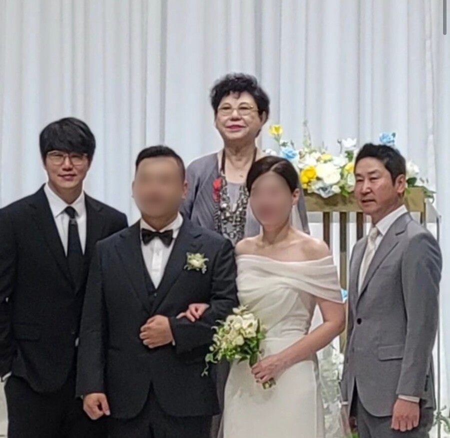 성시경 17년 매니저 결혼식 기념사진…축가→주례 라인업이 '어마어마'