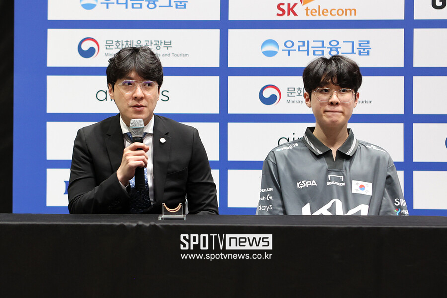 ▲ 질문에 답변하고 있는 김정균 감독과 탑 플레이어 제우스 최우제
